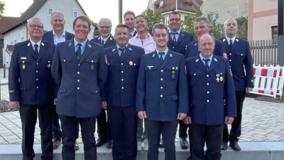 Viermal Gold für 40 Jahre Feuerwehrdienst im Gemeindebereich Königstein. Es gratulierten Landrat Richard Reisinger, Bürgermeister Jörg Kaduk und die Feuerwehr-Führungskräfte um Kreisbrandrat Christof Strobl. (Bild: Martina Beierl)