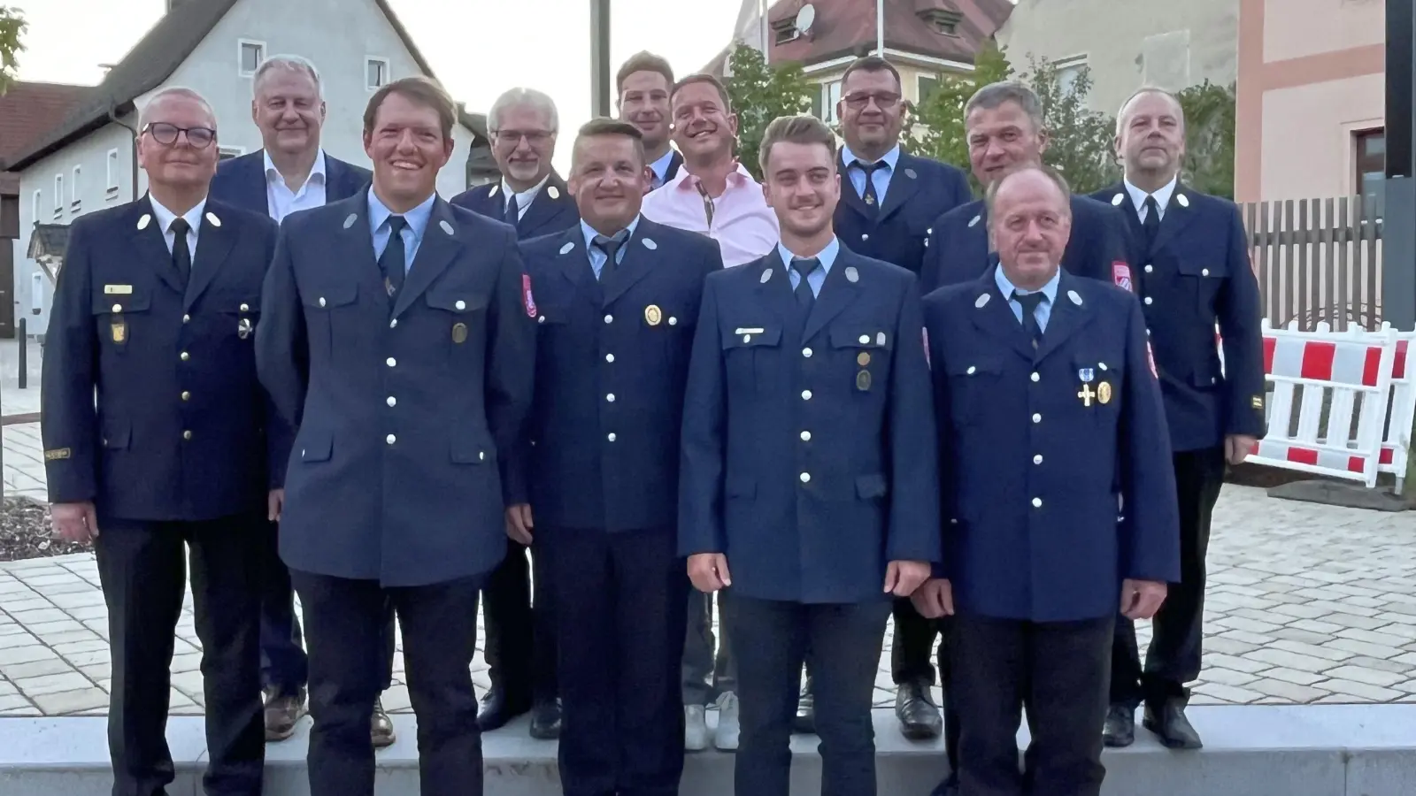 Viermal Gold für 40 Jahre Feuerwehrdienst im Gemeindebereich Königstein. Es gratulierten Landrat Richard Reisinger, Bürgermeister Jörg Kaduk und die Feuerwehr-Führungskräfte um Kreisbrandrat Christof Strobl. (Bild: Martina Beierl)