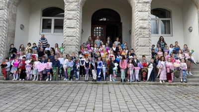 93 Erstklässler freuen sich mit ihren Klassenleiterinnen Sabine Weiß, Delia König, Sabine Baldauf, Schulleiterin Silke Kick, Natalie Scharl und Sonja Messer auf den Schulbeginn.  (Bild: Kerstin Nerb)