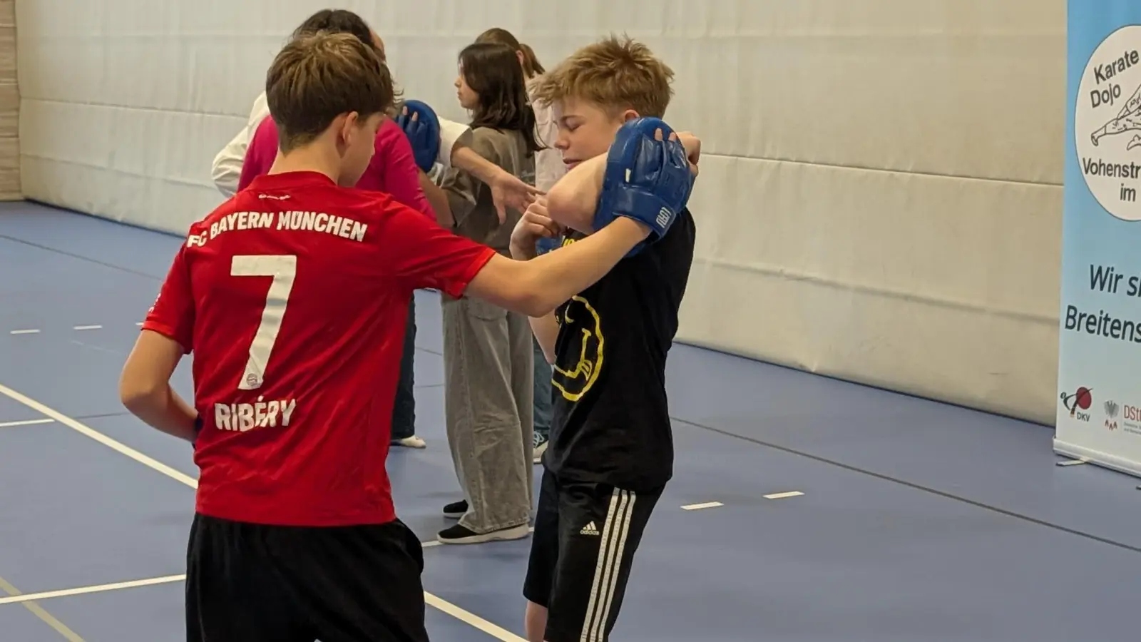 Die Schüler und Schülerinnen bei ersten Abwehrübungen (Bild: Marcel Bieber)