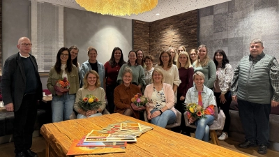 Die neue Vorstandschaft des Fördervereins (sitzend in der Mitte links: 1. Vorsitzende Nadine Meier, sitzend in der Mitte rechts: 2. Vorsitzende Nadine Dehling) mit dem evangelischen Pfarrer Thomas Schertl (außen links) und dem 1. Bürgermeister der Gemeinde Illschwang Dieter Dehling (außen rechts) (Bild: Ann-Kathrin Brands)