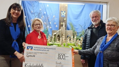 Von links nach rechts: Rosa Deglmann, Kassenwartin FB, Waltraud Wagner von der Kinderkrebshilfe Oberpfalz Nord, Pfarrer Edmund Prechtl, Teamsprecherin Christine Pfeiffer. (Bild: Carola Meier)