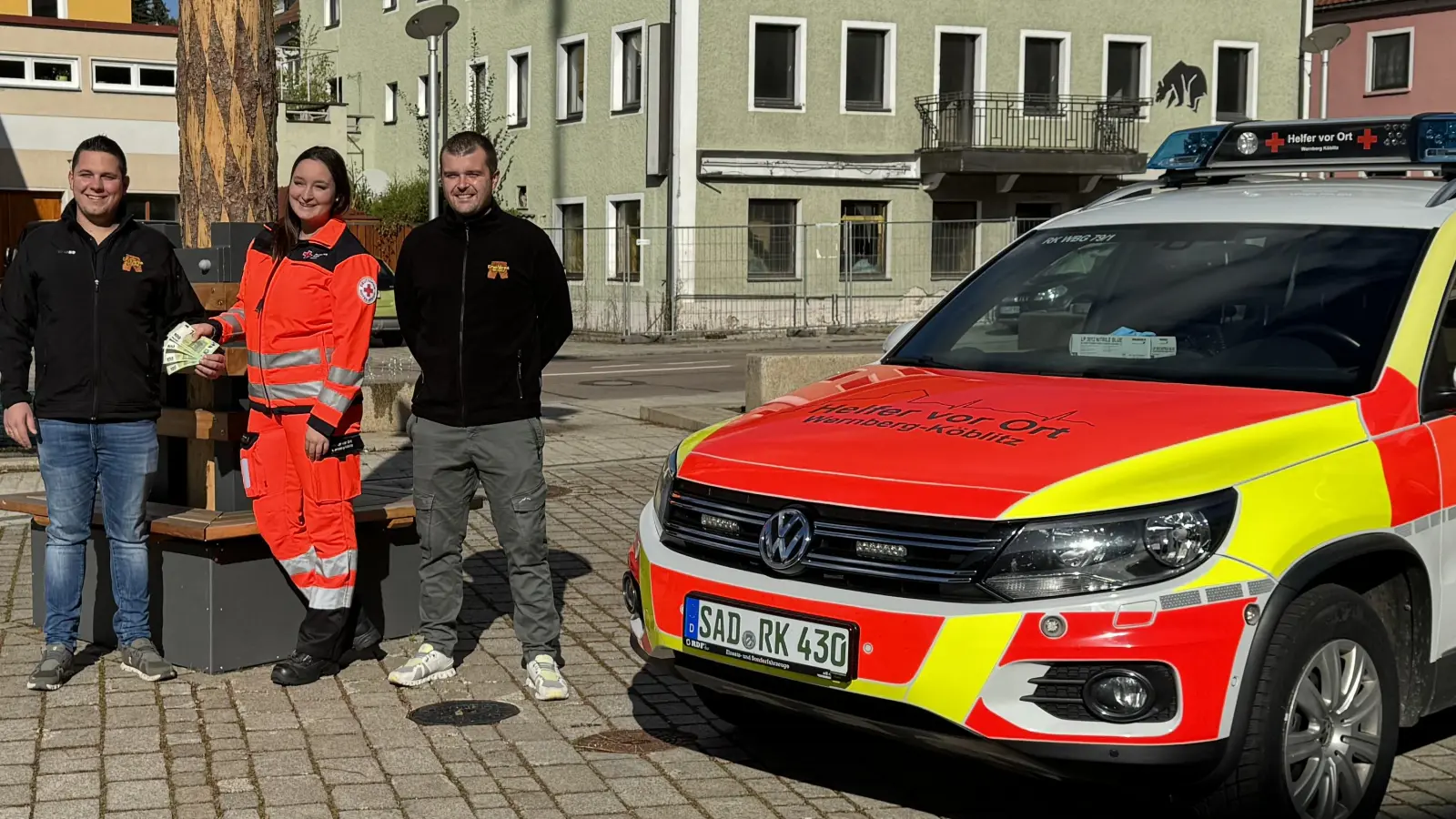 Die beiden Vorstände des Kirwavereins Wernberg, Max Geitner (links) und Johannes Schwirtlich (rechts), übergeben eine Spende in Höhe von 500 Euro an Michelle Brenner von der BRK-Bereitschaft Wernberg-Köblitz.  (Bild: Max Geitner/exb)