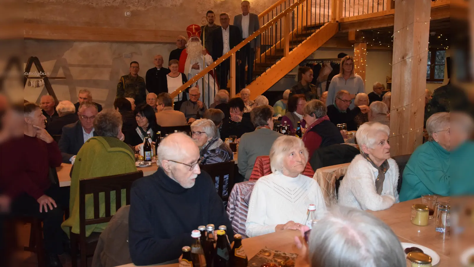 Über 160 Seniorinnen und Senioren waren zum adventlichen Nachmittag in den Schloss-Stadl gekommen. Die Ausrichter waren der Markt Schmidmühlen, die Pfarrei St. Ägidius und die Pateneinheit, die 1. Kompanie des Logistikbataillons 472 aus der Schweppermannkaserne.  (Bild: Paul Böhm)