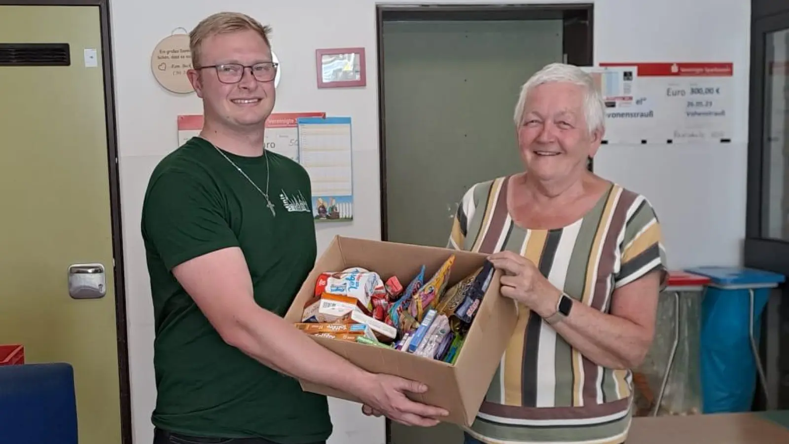 Manuel Koller übergibt eine Süßigkeiten-Spende an Frau Reger von der Tafel Vohenstrauß. (Bild: Elisabeth Koller)