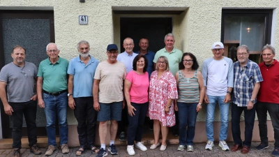 Heimatvereinsvorsitzender Hubert Haas (v.l.), Bürgermeister Erwin Geitner (5.v.l.), die neue Spartenleiterin Michaela Hetzenecker (6.v.l.) und Zweiter Bürgermeister Josef Weinfurtner (r.) (Bild: Michael Rabenhofer)