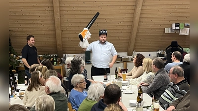 Christopher Herzog als Auktionator in Aktion (Mitte), flankiert von Kassier Ronnie Kinast (links) (Bild: Christine Hollweck)