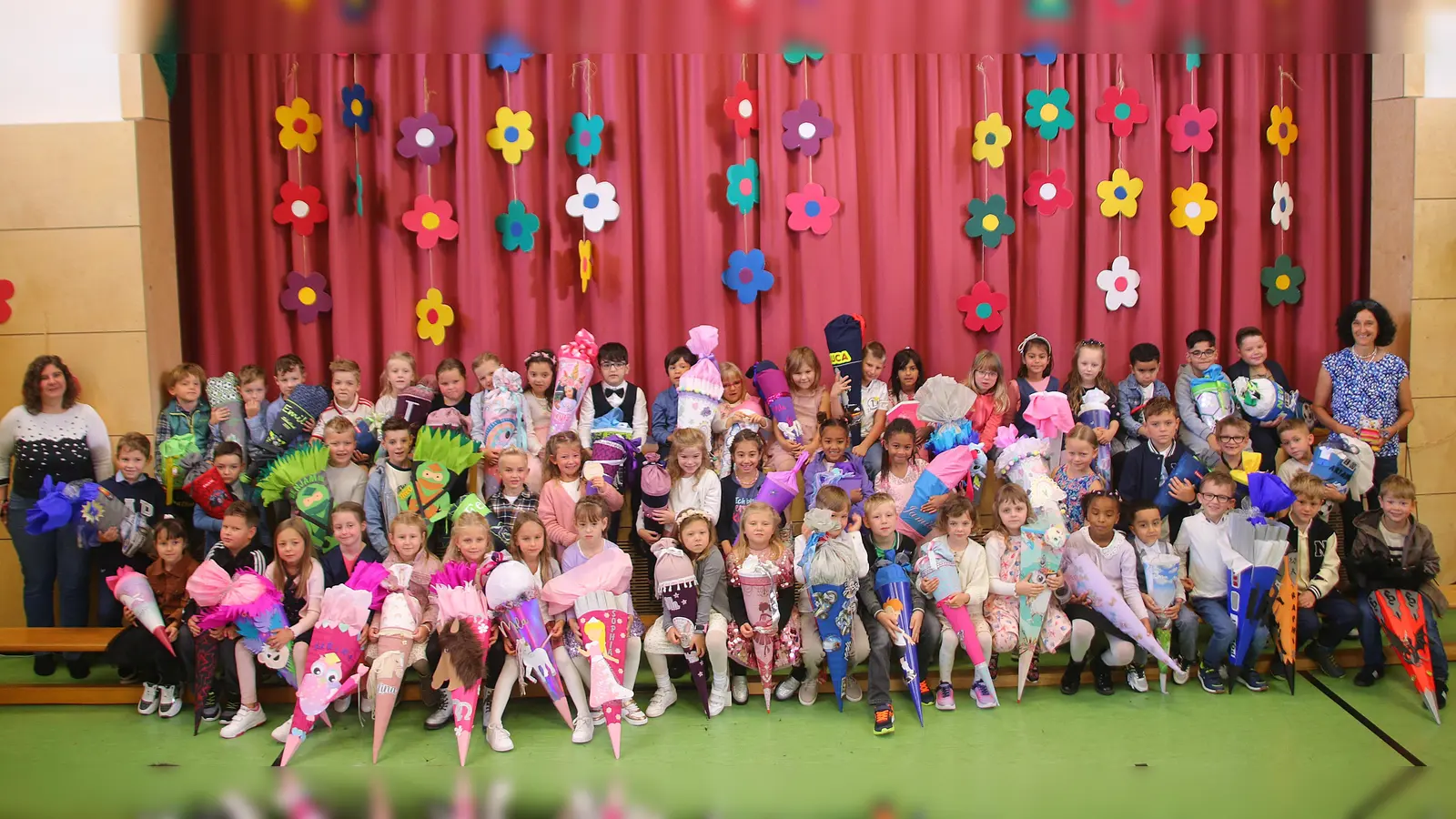 Strahlende Gesichter am 1. Schultag in Altenstadt (Bild: Doris Bodensteiner)