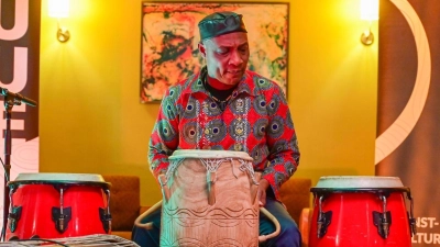 Multi- Instrumentalist und Weltmusiker Adjiri Odametey aus Ghana im K2 in Wildenreuth. (Bild: Sigi Steinkohl)