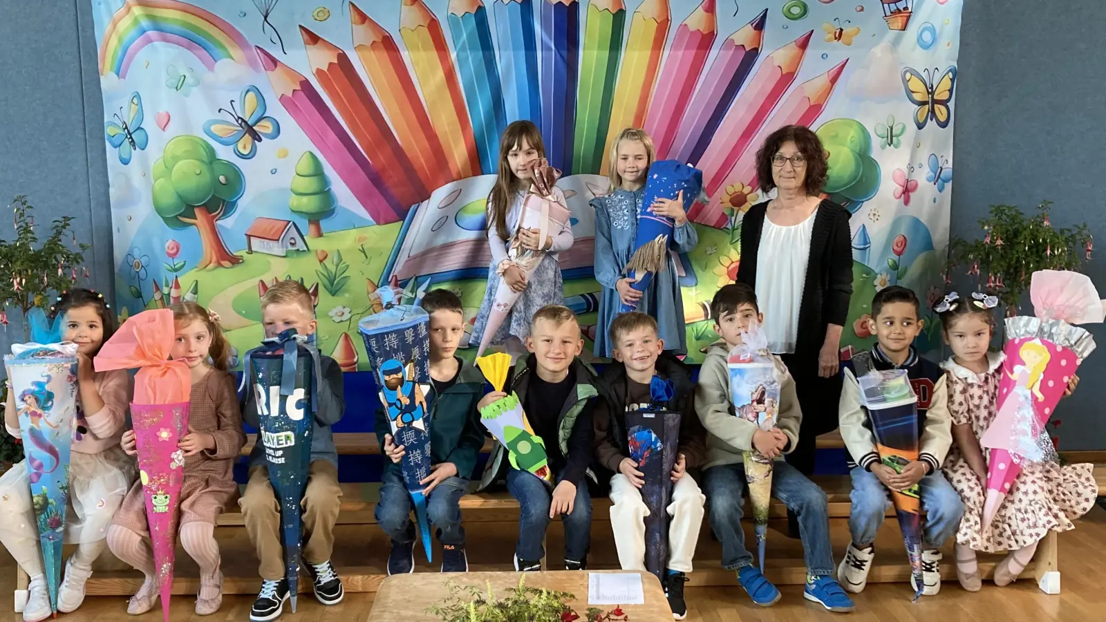 Klasse 1a der Albert-Schweitzer-Schule mit Klassenlehrerin Evi Biller. (Bild: Petra Bayer)