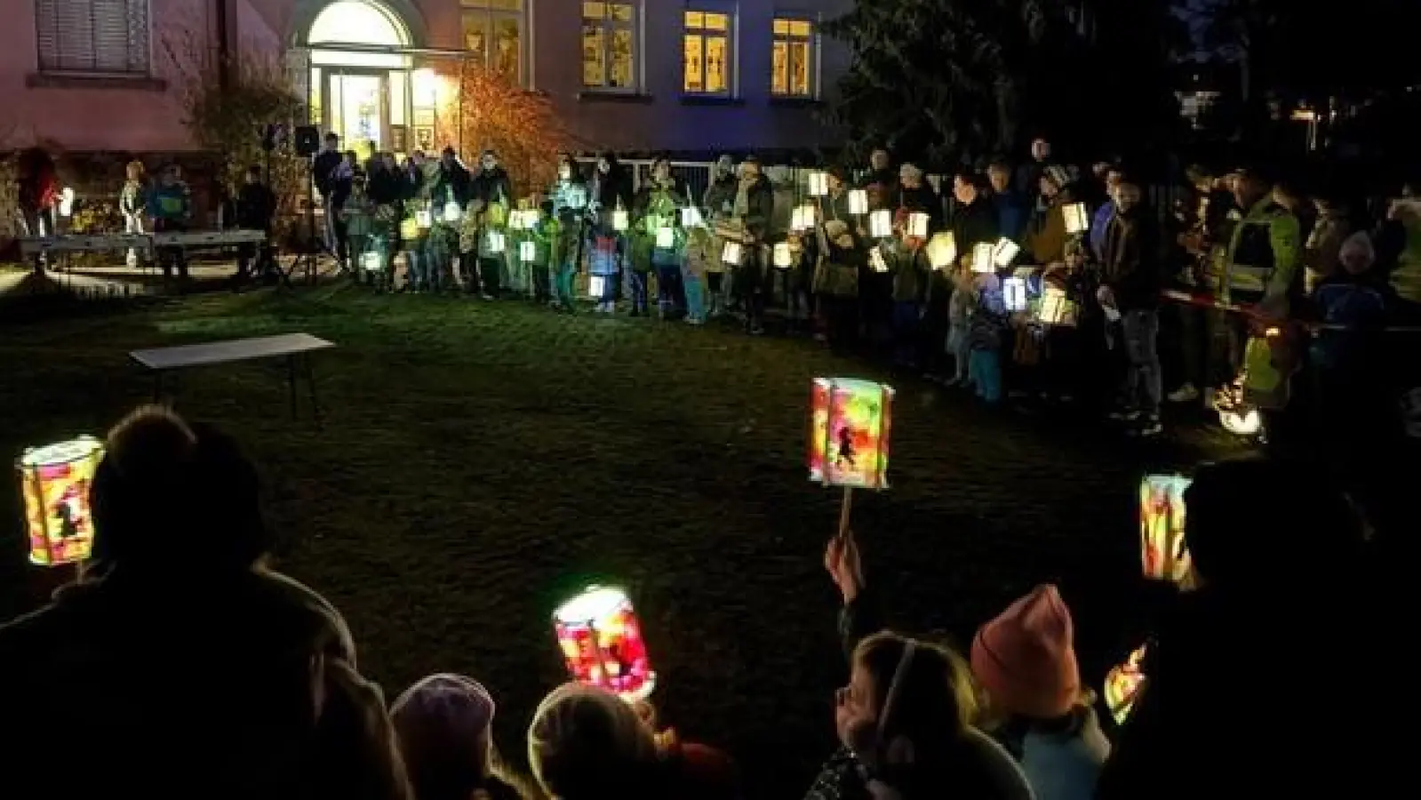 Die Kinder des Kinderhauses „Die kleinen Hankerler” feiern St. Martin. (Bild: Kristin Frankl)