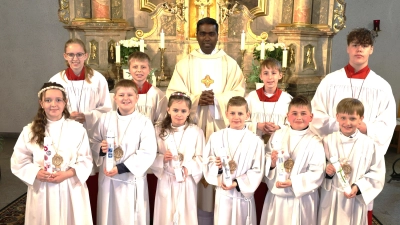 Pfarrer Savari mit den Erstkommunionkinder und Ministranten. (Bild: Ulrike Kiendl)