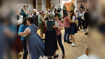 Das Pfarrheim war bei #aufgstrickt bis auf den letzten Platz gefüllt. (Bild: Andreas Königsberger)