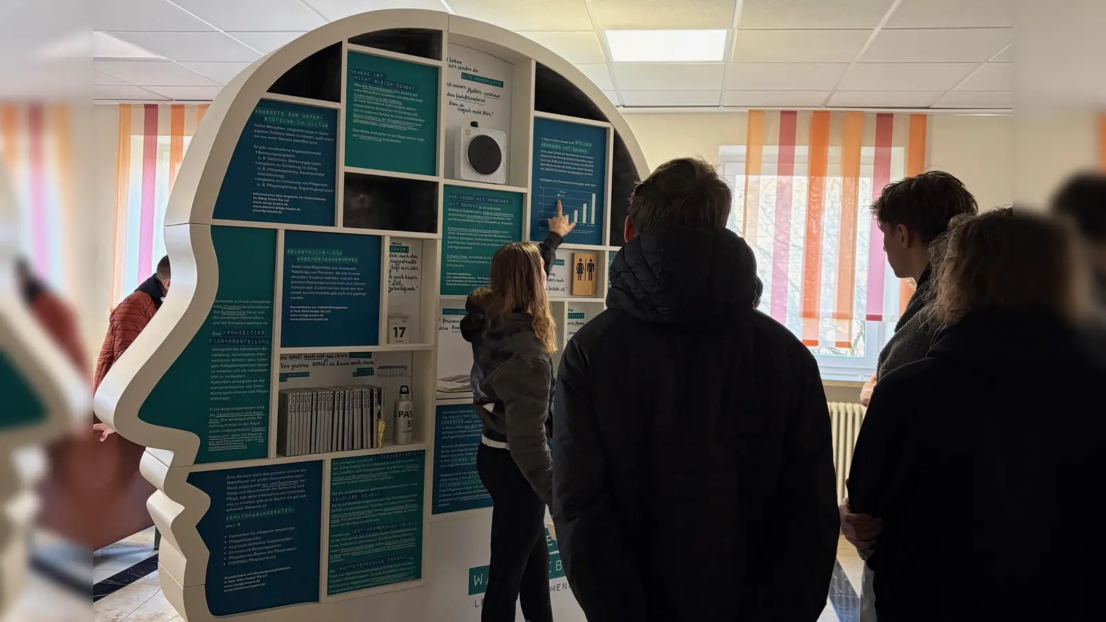 Das „Kopfregal” soll Einblicke in den Alltag eines Demenzpatienten ermöglichen.  (Bild: Jennifer Frank)