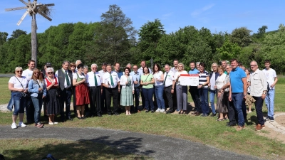 Die Übergabe der Rebstöcke aus der Partnergemeinde Gamlitz und der symbolische Spendenscheck der Frauenunion Pleystein, für den eine Ruhebank und Hainbuchenhecke angeschafft wurden, erfolgte am Platz der Partner. (Bild: Angelika Taube)