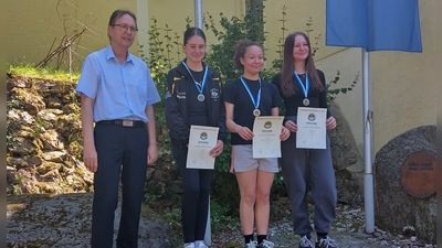 Glückliche Qualifikantinnen der Deutschen Meisterschaft von links nach rechts: Stahl Jana, Merkel Fiona und Bitterbier Alina.  (Bild: Angelika Stahl)