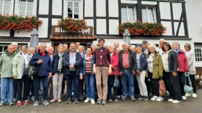 Die Teilnehmer mit der Wirtin (Mitte) vor dem Klaukenhof. (Bild: Peter Liedtke)