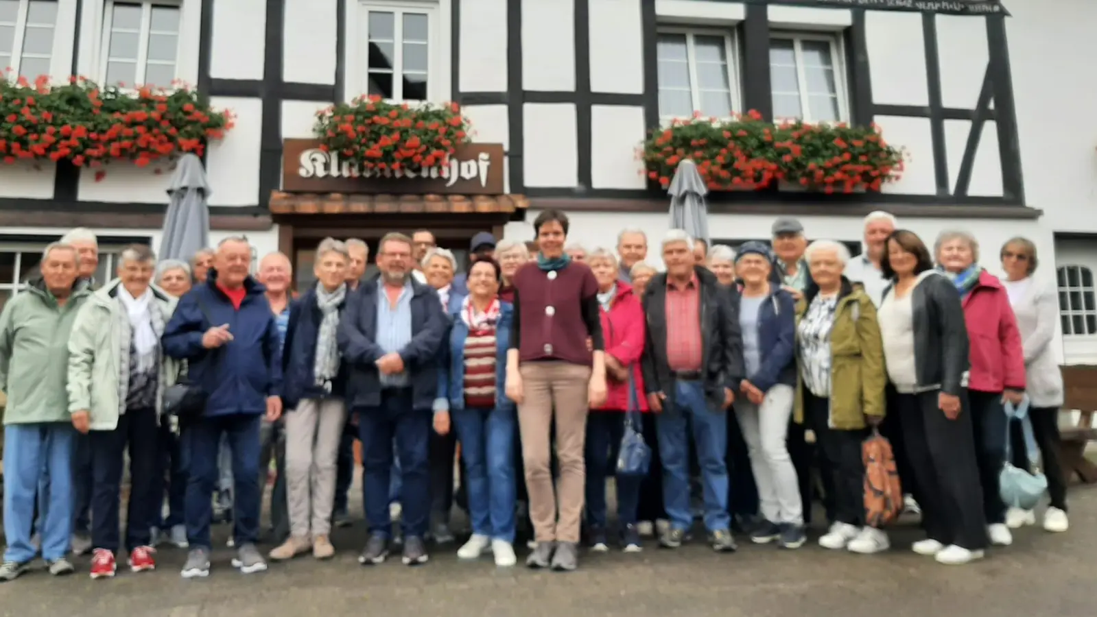 Die Teilnehmer mit der Wirtin (Mitte) vor dem Klaukenhof. (Bild: Peter Liedtke)