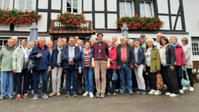 Die Teilnehmer mit der Wirtin (mitte) vor dem Klaukenhof (Bild: p.Liedtke)