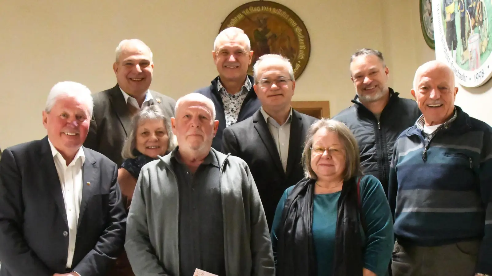 Vors. Klaus Fischer mit den Ehrengästen. (Bild: Bernhard Czichon)