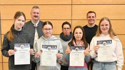Die Vorstände Tobias Forster und Heike Schieder, sowie Dirigent Thomas Kick (zweite Reihe von links) gratulieren Sarah Ernstberger, Sophia Langer, Paula Schieder und Pia Fichtner zum Leistungsabzeichen in Bronze. (Bild: Kerstin Kiener)