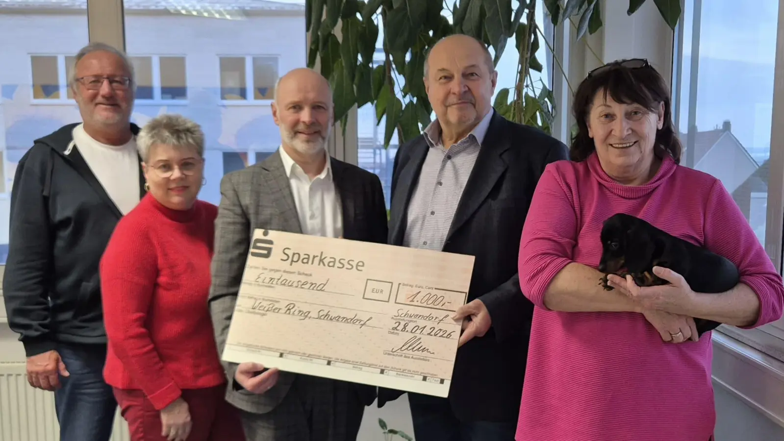 Die Mitglieder der UW Peter von der Sitt, Christina Schwarzelbach, Kurt Mieschala und Klaudia Seegmüller (von links) überreichen den Spendenscheck an Helmut Reinhardt 2. von rechts) (Bild: Peter von der Sitt)