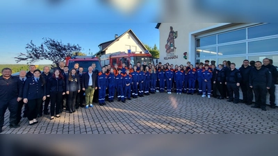 Insgesamt 35 Feuerwehranwärter der Jugendfeuerwehren aus Schnaittenbach, Kemnath a. B., Holzhammer und Neuersdorf unterzogen sich dem diesjährigen Wissenstest auf Gemeindeebene. Mit auf dem Bild Bürgermeister Marcus Eichenmüller (12. v. l.) und das Schiedsrichterteam mit Kreisbrandinspektor Michael Iberer und den Kreisbrandmeistern Marco Weiß und Michael Werner sowie die Kommandanten und Vorsitzenden aller Feuerwehren.  (Bild: Lucas Reindl)