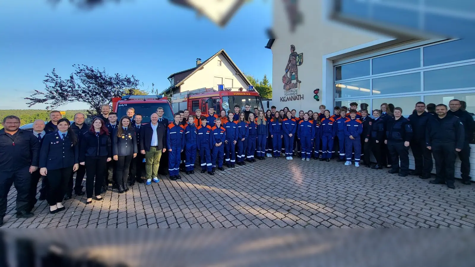 Insgesamt 35 Feuerwehranwärter der Jugendfeuerwehren aus Schnaittenbach, Kemnath a. B., Holzhammer und Neuersdorf unterzogen sich dem diesjährigen Wissenstest auf Gemeindeebene. Mit auf dem Bild Bürgermeister Marcus Eichenmüller (12. v. l.) und das Schiedsrichterteam mit Kreisbrandinspektor Michael Iberer und den Kreisbrandmeistern Marco Weiß und Michael Werner sowie die Kommandanten und Vorsitzenden aller Feuerwehren.  (Bild: Lucas Reindl)