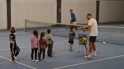 Die Kinder in Aktion mit den Trainern. (Bild: Christine Haas)
