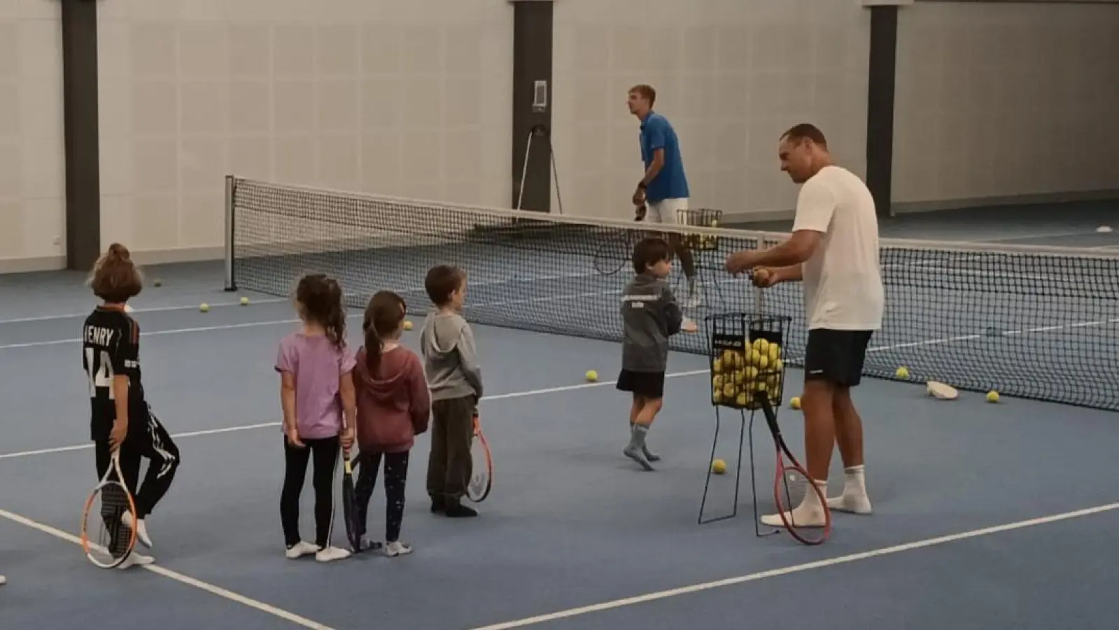 Die Kinder in Aktion mit den Trainern. (Bild: Christine Haas)