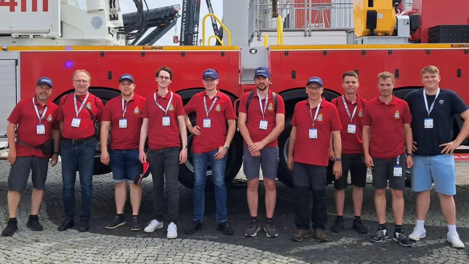 Die Feuerwehrkameraden vor dem Bronto Skylift 104 M (Bild: Markus Schultes)