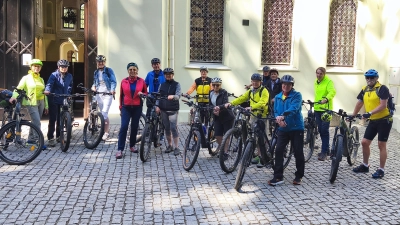 Die Radler vor der Reithalle Jizárna Svĕtce in der Nähe von Tachov/CZ. (Bild: Angelika Taube)