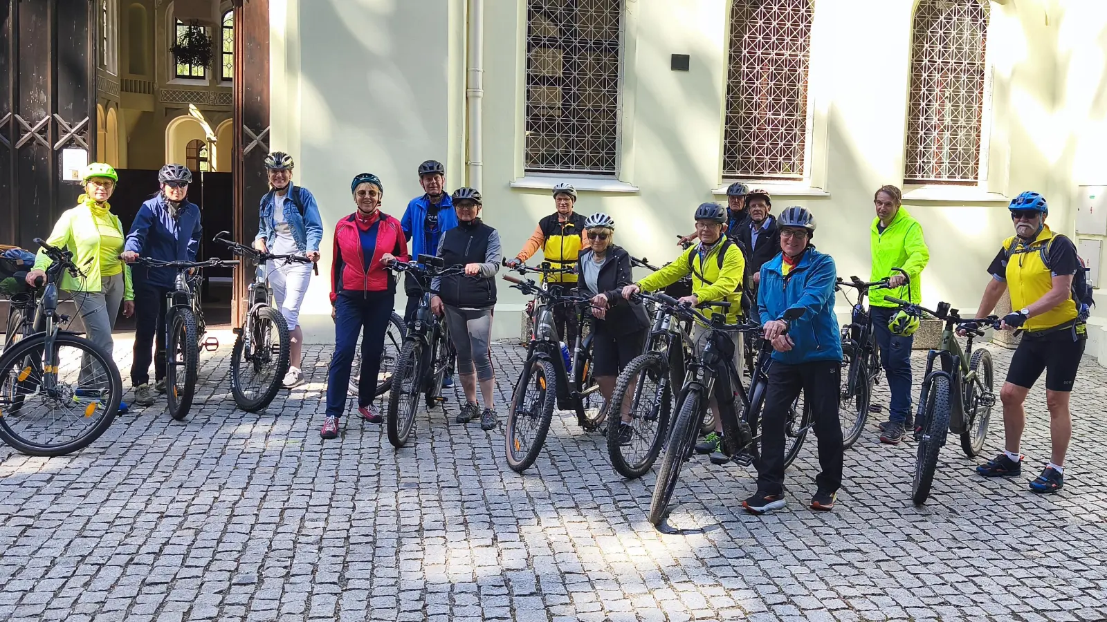 Die Radler vor der Reithalle Jizárna Svĕtce in der Nähe von Tachov/CZ. (Bild: Angelika Taube)