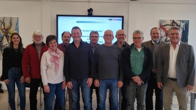 Von links nach rechts: Johanna Fischer, Rudolf Lehner (neu), Inge Wagner, Thomas Holzwarth (neu), Uli Süß, Georg Kurz (neu), Jürgen Betz, Georg Flierl (neu), Hermann Schatz, Bürgermeister Frank Zeitler, Christian Schmitz.<br><br> (Bild: Sybille Reger)