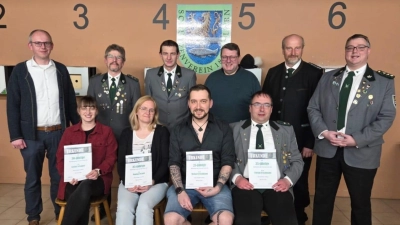 Schützenmeister Dominik Brenner gratulierte mit den Ehrengästen zur langjährigen und treuen Mitgliedschaft.  (Bild: Maria Distner)