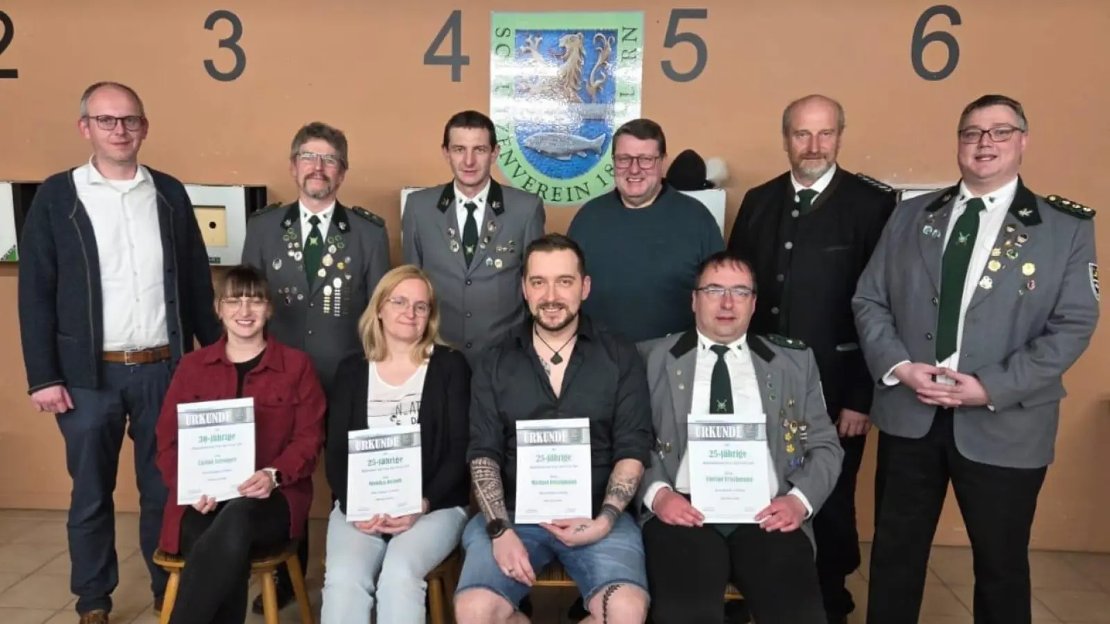 Schützenmeister Dominik Brenner gratulierte mit den Ehrengästen zur langjährigen und treuen Mitgliedschaft.  (Bild: Maria Distner)