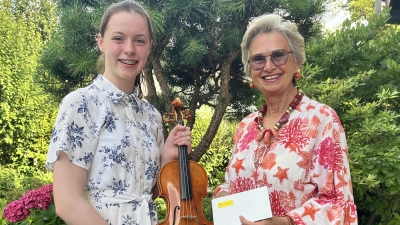 Theodora Kupke überreicht einen Umschlag mit dem Stipedium an Esther Bernreuther.  (Bild: Christiane Zeigler)