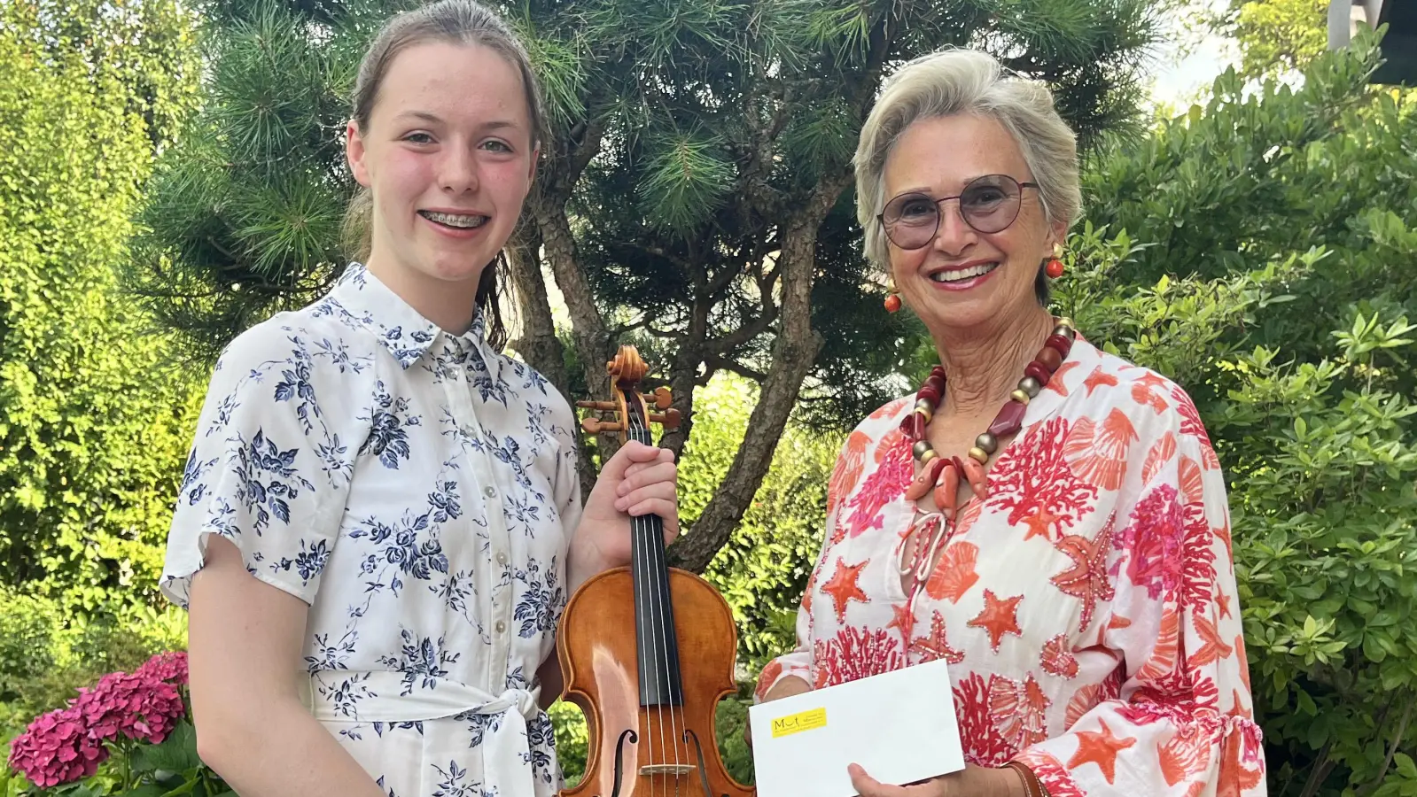 Theodora Kupke überreicht einen Umschlag mit dem Stipedium an Esther Bernreuther.  (Bild: Christiane Zeigler)