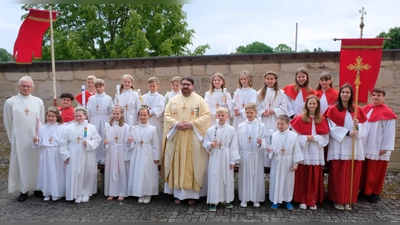 14 junge Menschen gingen in Eschenbach zum ersten Mal „zum Tisch des Herrn”. Unser Bild zeigt die Kommunionkinder mit Stadtpfarrer Johannes Bosco, mit Pastoralreferent Alfred Kick und mit dem Ministrantendienst  (Bild: Robert Dotzauer)
