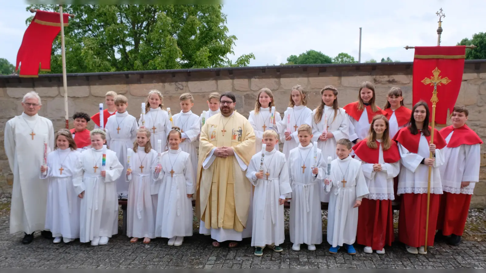 14 junge Menschen gingen in Eschenbach zum ersten Mal „zum Tisch des Herrn”. Unser Bild zeigt die Kommunionkinder mit Stadtpfarrer Johannes Bosco, mit Pastoralreferent Alfred Kick und mit dem Ministrantendienst  (Bild: Robert Dotzauer)