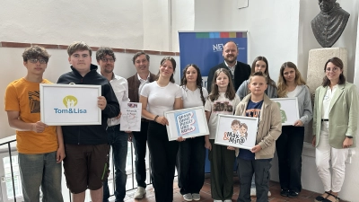 Landrat Andreas Meier (ganz hinten, 4.v.r.) ehrte die Lobkowitz-Realschule für ihr Engagement zur Suchprävention. (Bild: Anna Schreglmann)