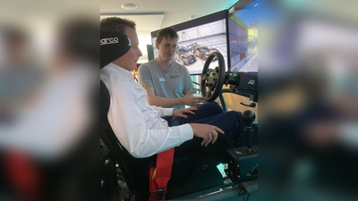 MdL Preidl erhält letzte Instruktionen vor dem Rennstart im SimRacing Center des ADAC in Weiden (Bild: Gabriela Bäumler)