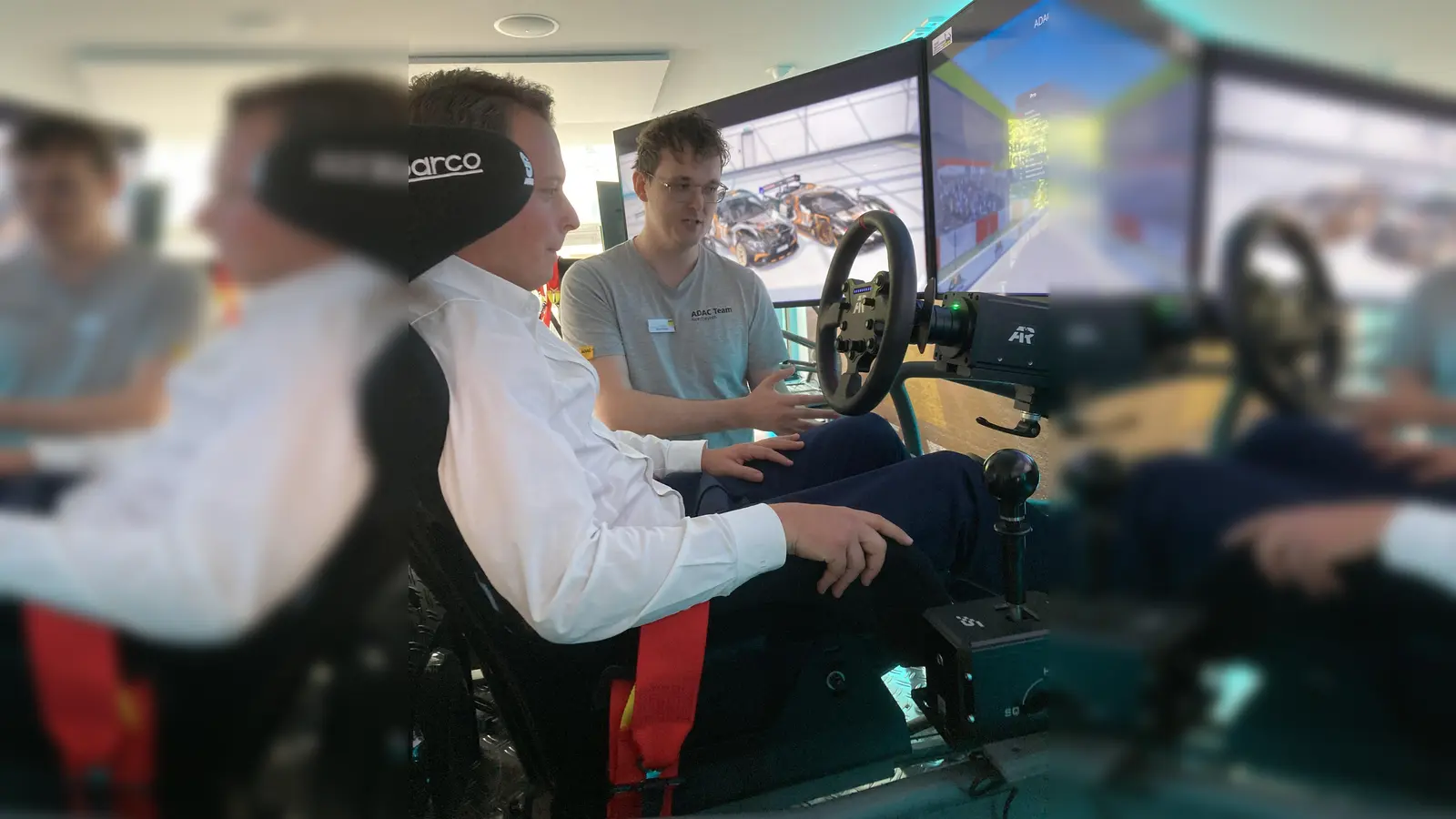 MdL Preidl erhält letzte Instruktionen vor dem Rennstart im SimRacing Center des ADAC in Weiden (Bild: Gabriela Bäumler)