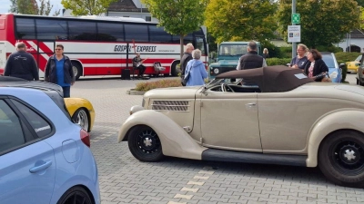 Ein Blick auf den Parkplatz mit teilnehmenden Fahrzeugen und dem Tourbus des finnischen Rockpastors (Bild: Wolfram Lehmann)