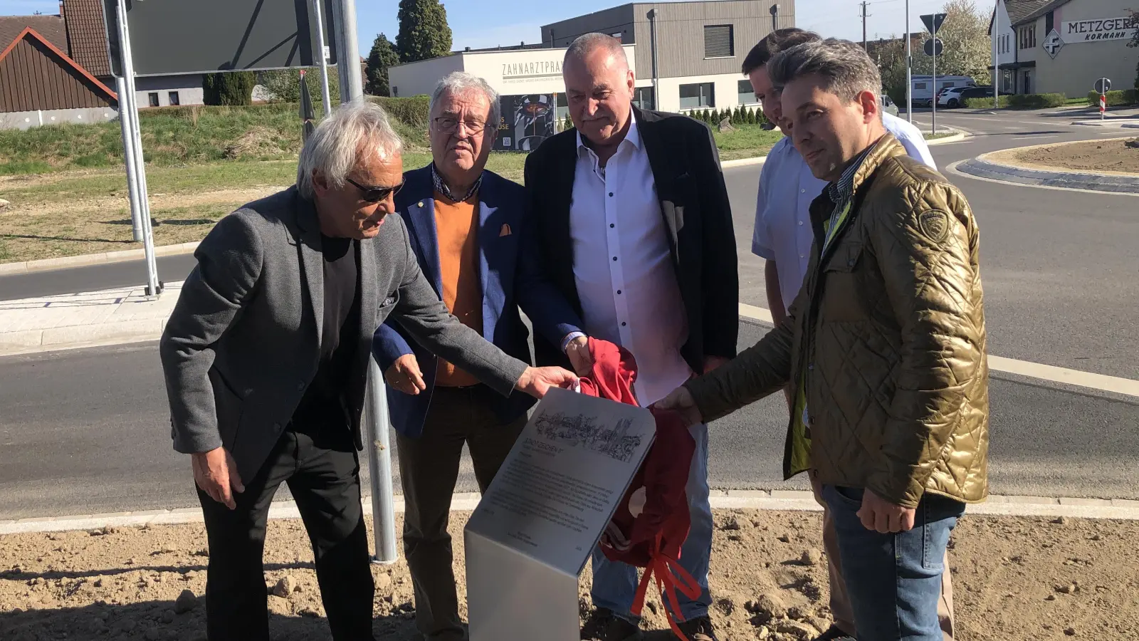 Der kleine Festakt fand östlich des neuen Kreisverkehrs in Wiesau statt. Die von Erwin Otte (links) geschaffene Tafel wurde gemeinsam mit den Markträten Michael Dutz, Oliver Sturm, Alfred Klarner und dem an diesem Tag noch amtierenden Bürgermeister Toni Dutz (von rechts) enthüllt. (Bild: Werner Robl)
