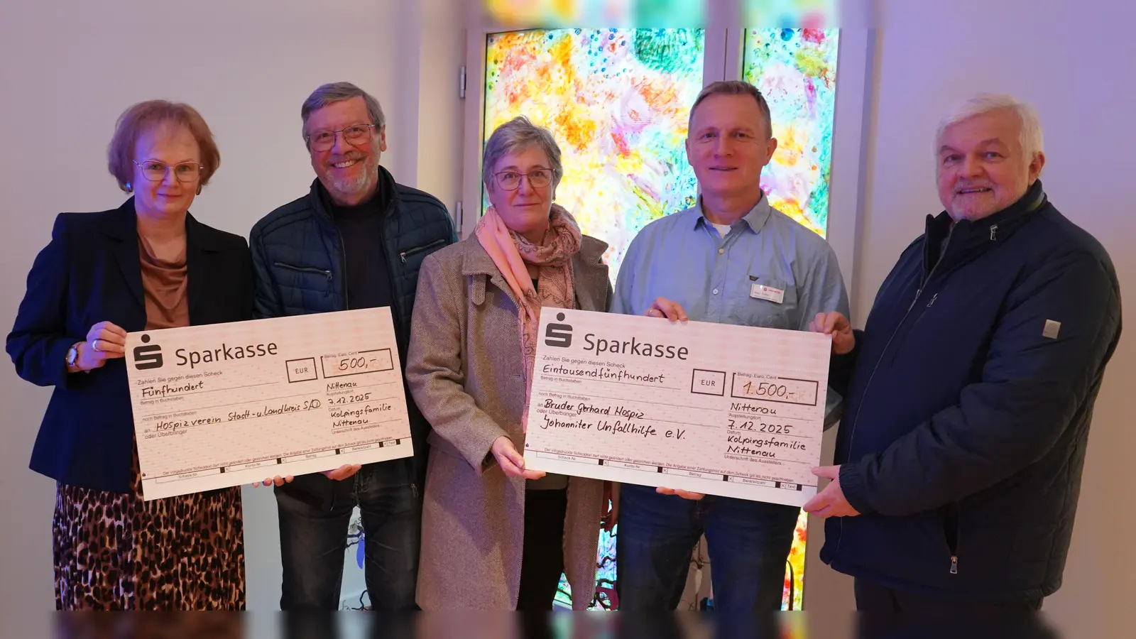 Foto v.l.n.r.: Monika Kagerer (Hospizverein), Werner Weindler (Vorsitzender Kolpingsfamilie Nittenau), Gaby Weindler (Kolpingsfamilie Nittenau), Manfred Seitz (Pflegedienstleiter Bruder-Gerhard-Hospiz), Otto Eichinger (Hauptkassier Kolpingsfamilie Nittenau) (Bild: Katrin Pollinger)