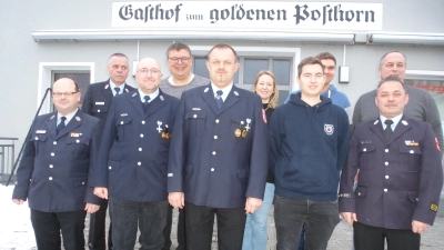 Beförderungen und Ernennungen sprach Kommandant Alex Kummer (hinten links) aus. Dazu gratulierten auch 3. Bürgermeister Thomas Schönberger (rechts daneben) und Kreisbrandmeister Gerald Wölfl(rechts vorne). (Bild: Siegfried Bock)