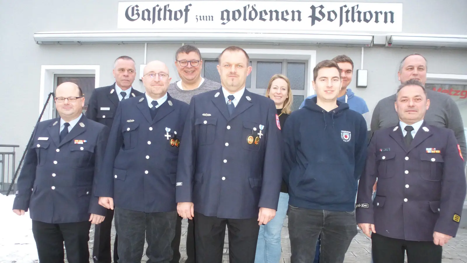 Beförderungen und Ernennungen sprach Kommandant Alex Kummer (hinten links) aus. Dazu gratulierten auch 3. Bürgermeister Thomas Schönberger (rechts daneben) und Kreisbrandmeister Gerald Wölfl(rechts vorne). (Bild: Siegfried Bock)