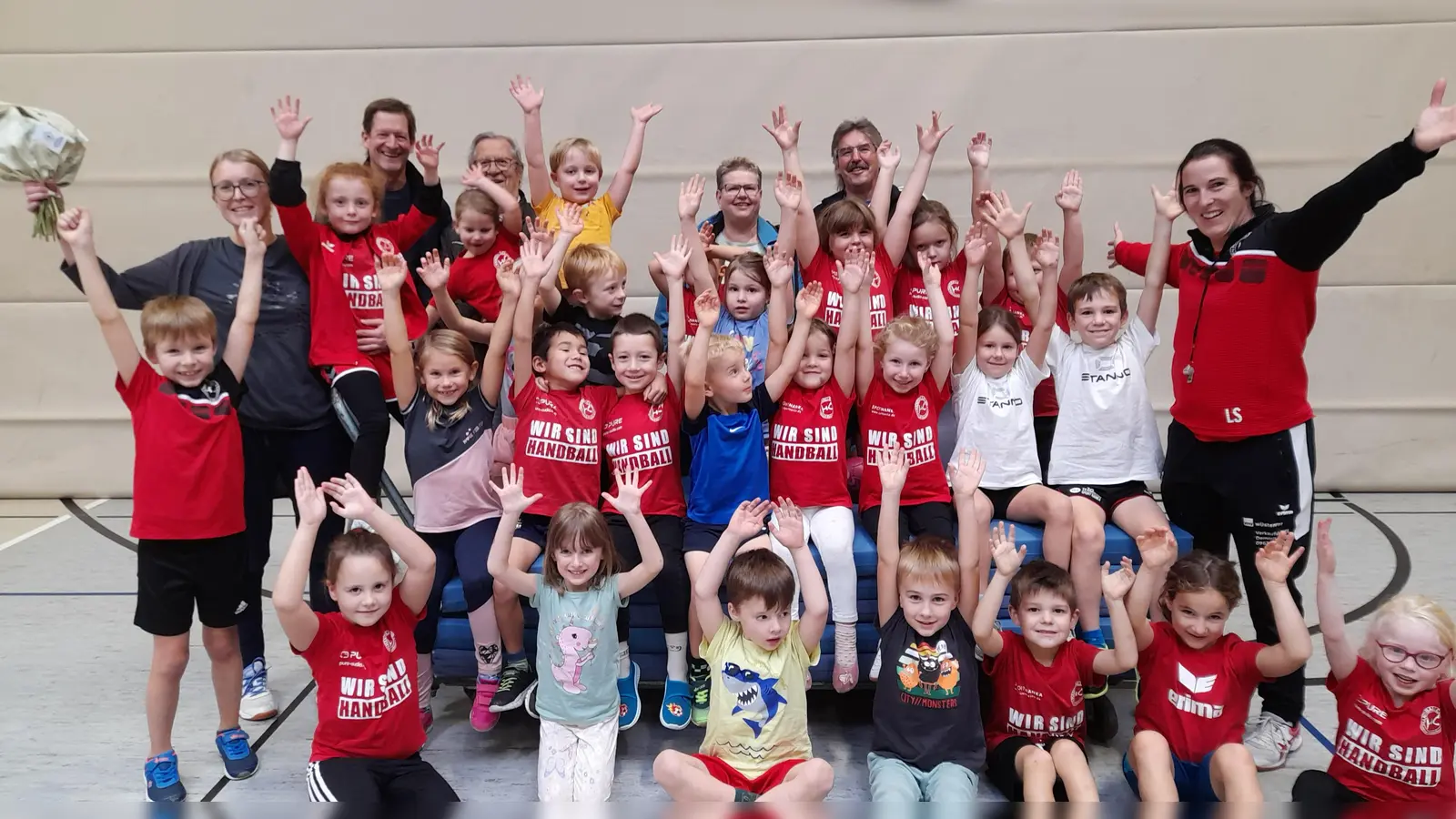 Alle HandballerInnen freuen sich über die Geldspende vom Freizeitfußballverein „Schall`ke” 62”. Links mit Blumenstrauß, Sabine Grötsch, Managerin, rechts Lisa Steiner, Trainerin. (Bild: Jürgen Delle)