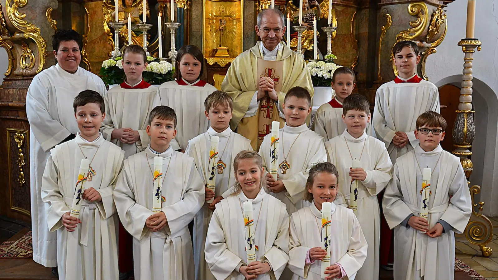 Gruppenbild nach dem Festgottesdienst. Vordere Reihe von li. Fanny u. Josefine Dotzler. 2. Reihe von li. Manuel Wiefling, Ben Bauer, Theo Gebhardt, Thomas Basler, Julian Fellner und Ben Strehl. Hintere Reihe, Gemeindereferentin Barbara Schlosser und Pf. Johann Hofmann. <br> (Bild: Fritz Dietl)